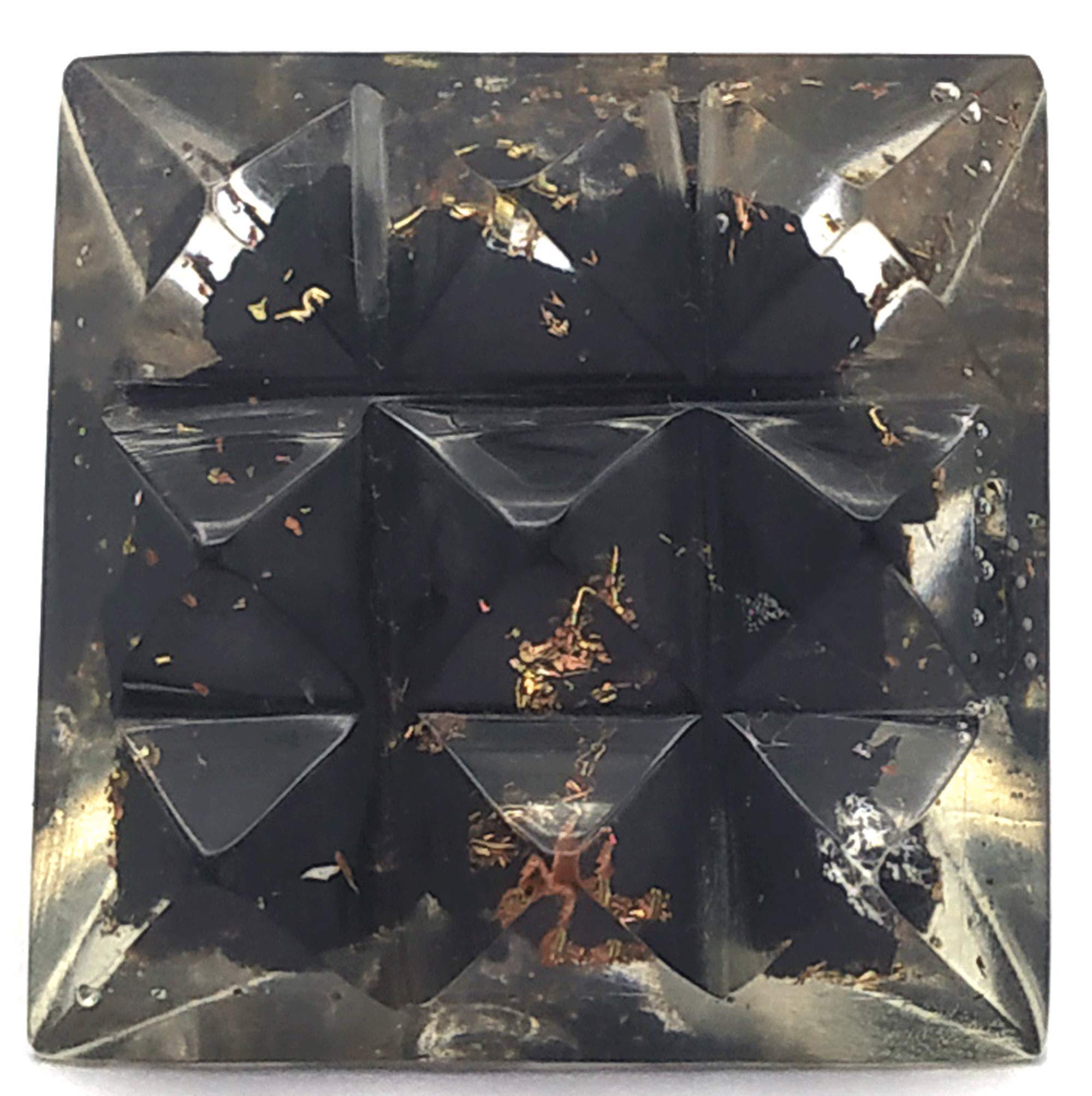Pyramide Amazing Gemstone à proportions Gizeh, allure sophistiquée et énergie potentielle.