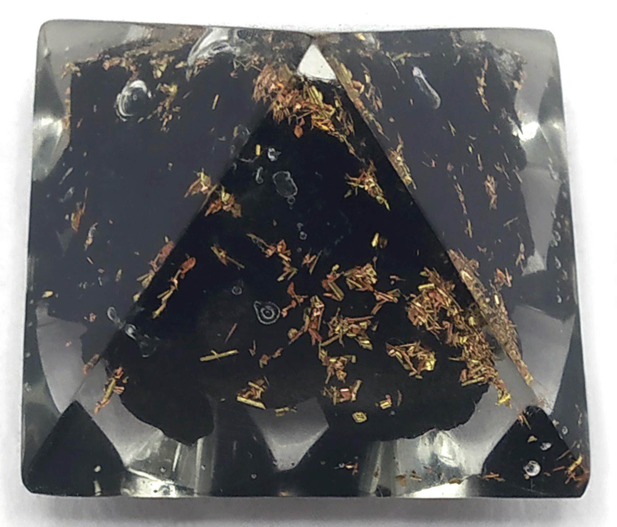 Mélange résine et métal dans la pyramide orgonite Amazing Gemstone pour ambiance.