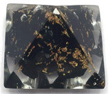 Mélange résine et métal dans la pyramide orgonite Amazing Gemstone pour ambiance.