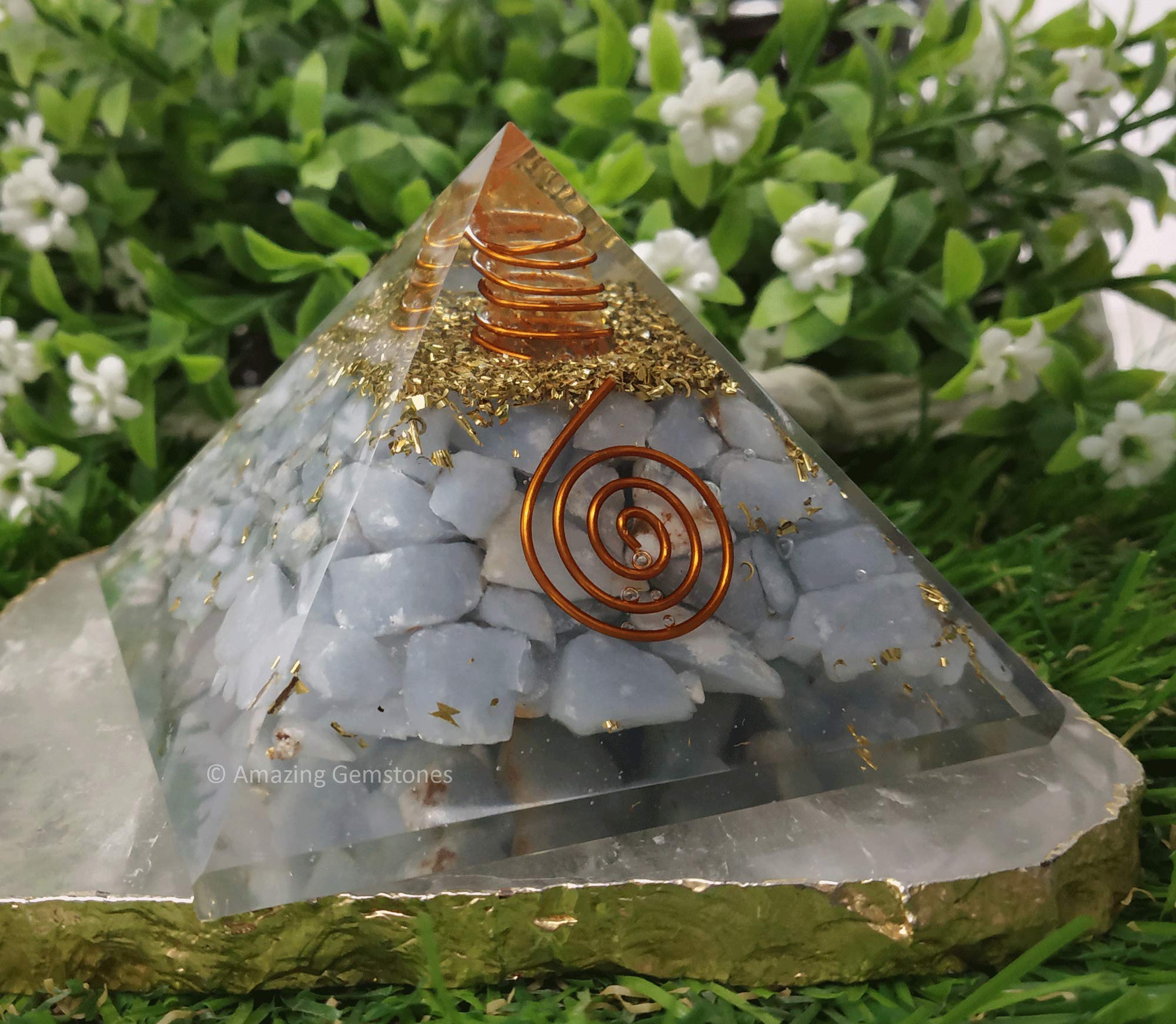 Amazing Gemstone orgonite pyramide angelite, énergie calme idéale pour méditation.