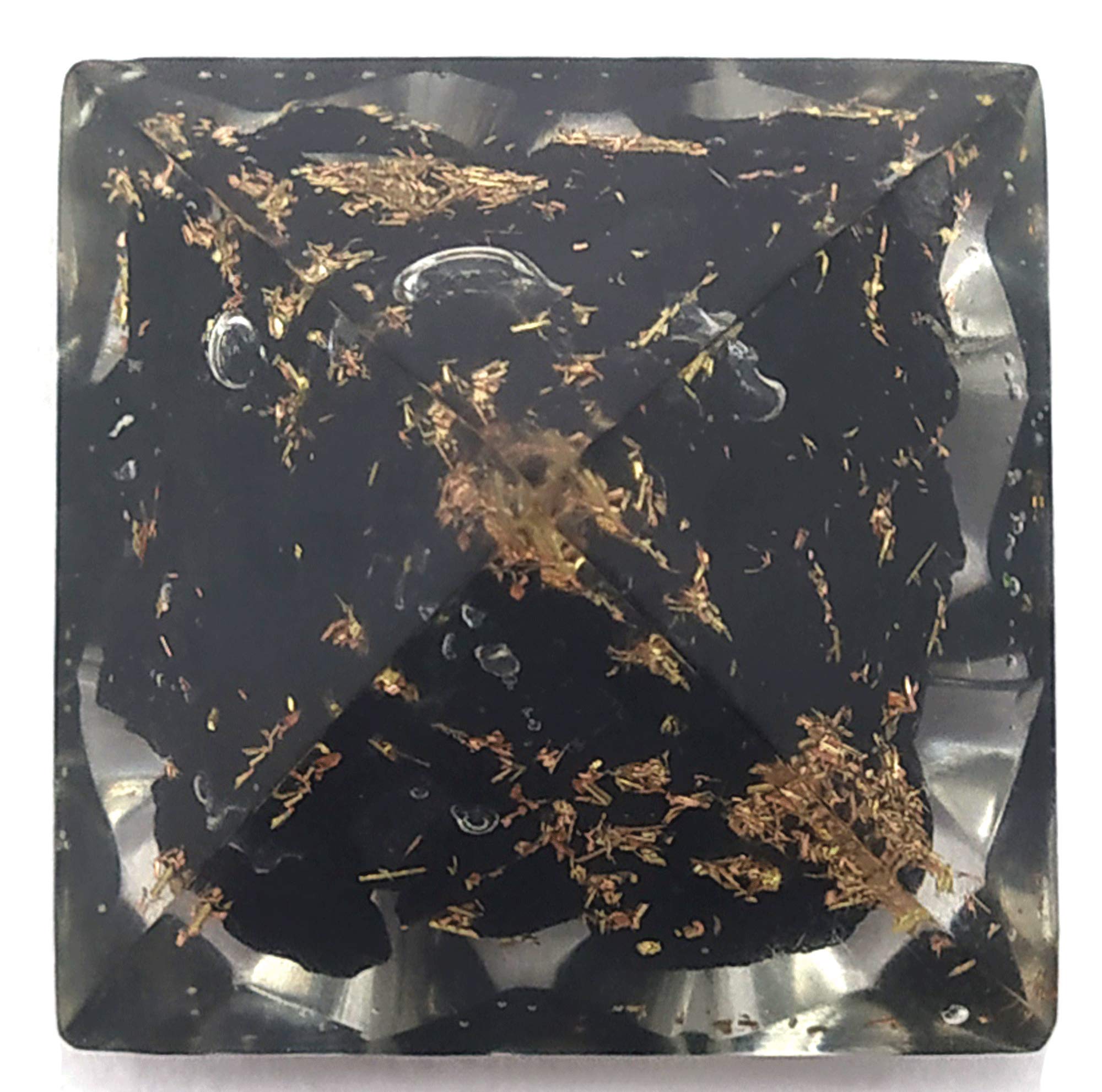 Pyramide orgonite dans son emballage cadeau noir, présentation élégante.