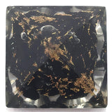 Pyramide orgonite dans son emballage cadeau noir, présentation élégante.