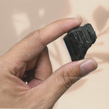 Amazing Gemstone petits cristaux tourmaline noire pour polissage et façonnage.