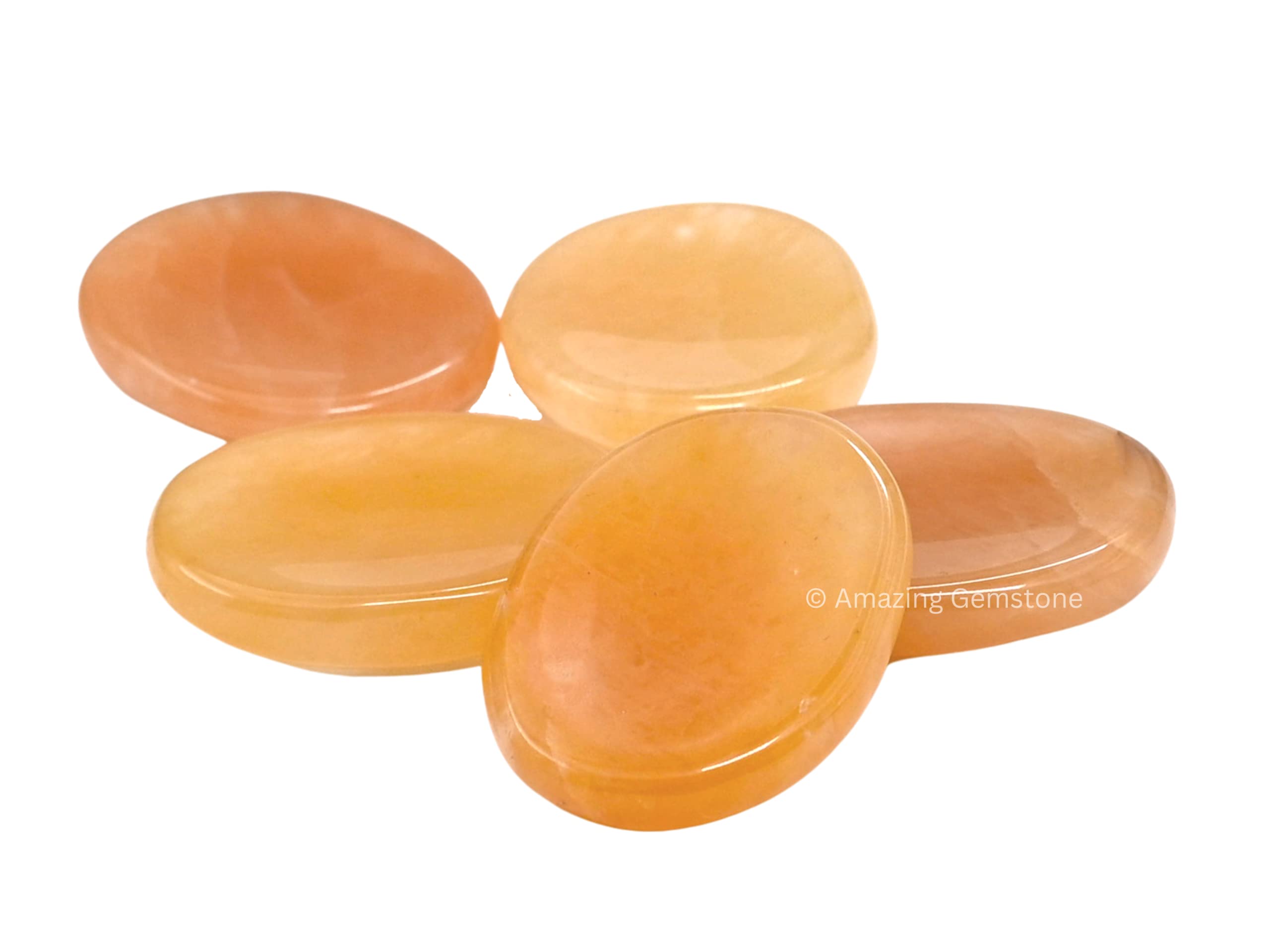 Amazing Gemstone: pierre aventurine rouge sur coussin de méditation, rituel de respiration.