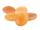 Amazing Gemstone: pierre aventurine rouge sur coussin de méditation, rituel de respiration.