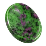 Amazing Gemstone – pierre inquiète rubis-zoisite tenue en main pour relaxation et centrage