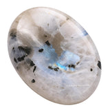 Amazing Gemstone – Gros plan sur la pierre lune arc-en-ciel, pour une méditation apaisante.