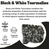 Amazing Gemstone pierre tourmaline noire et blanche brute dans un sachet velours.