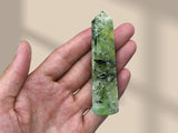 Amazing Gemstone Prehnite tour obelisque-energie-renforcee: amplification d'énergie pour ambiance calme.