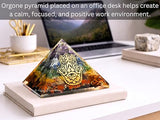 Amazing Gemstone pyramide orgonite papier-poids-méditation, utile comme support lors des sessions.