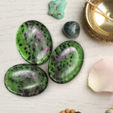 Amazing Gemstone – reflet et lumière rubis-zoisite attirant l’attention positive