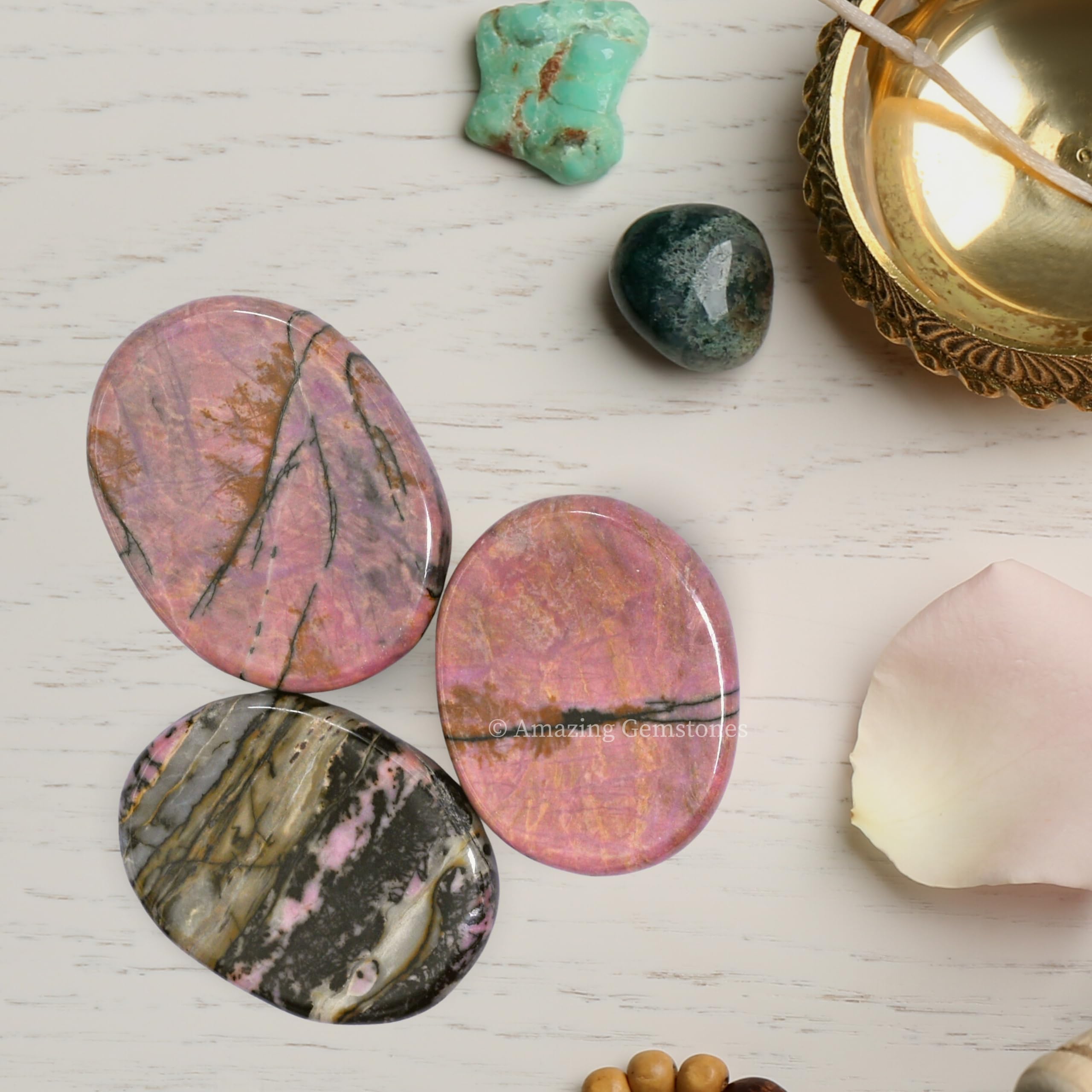 Amazing Gemstone Rhodonite – bureau zen avec pierre pour concentration durable.
