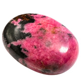 Amazing Gemstone Rhodonite – pierre-paume, parfaite pour Reiki et pratique spirituelle quotidienne.
