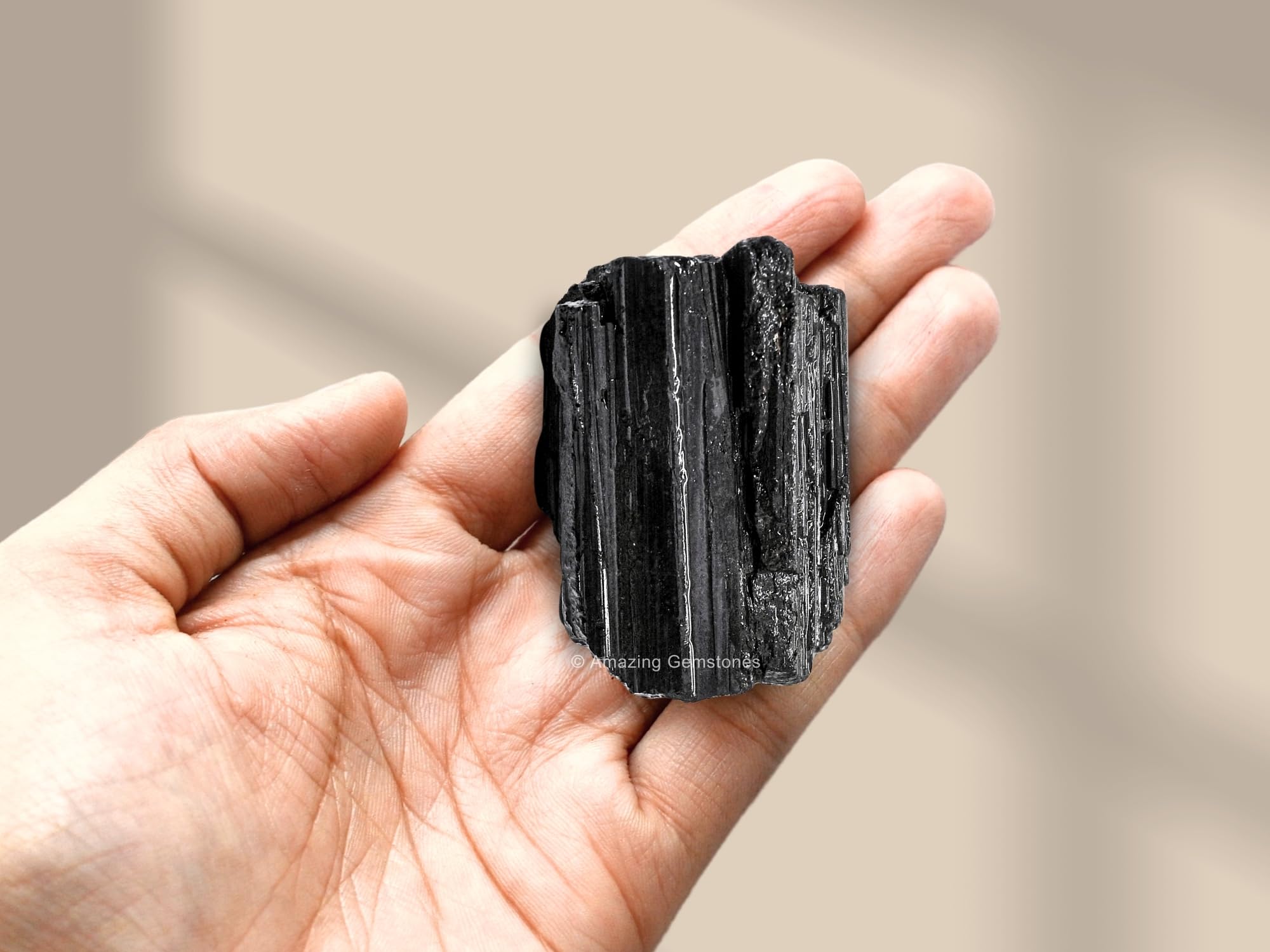 Amazing Gemstone sac velours contenant une tourmaline noire brute élégante.