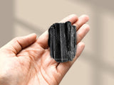 Amazing Gemstone sac velours contenant une tourmaline noire brute élégante.