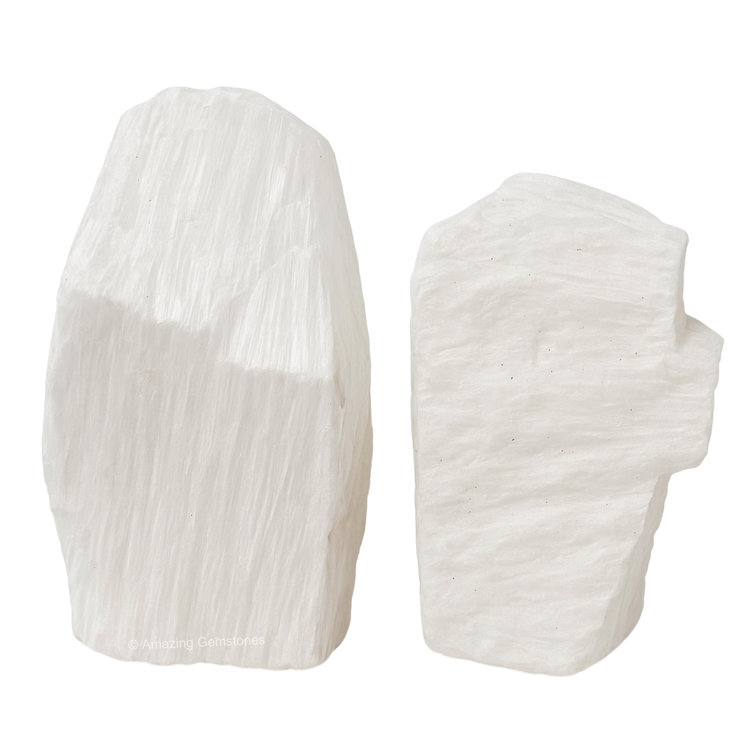 Gros plan de la scolecite brute d'Amazing Gemstone pour apercevoir ses détails et éclats.