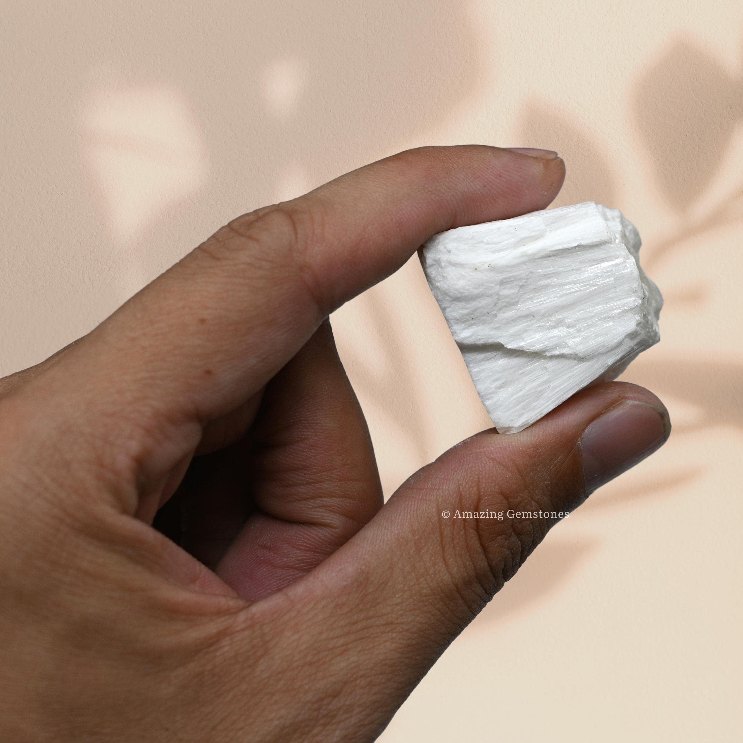 1 pièce de scolecite brute d'Amazing Gemstone avec certificat et sachet velours.