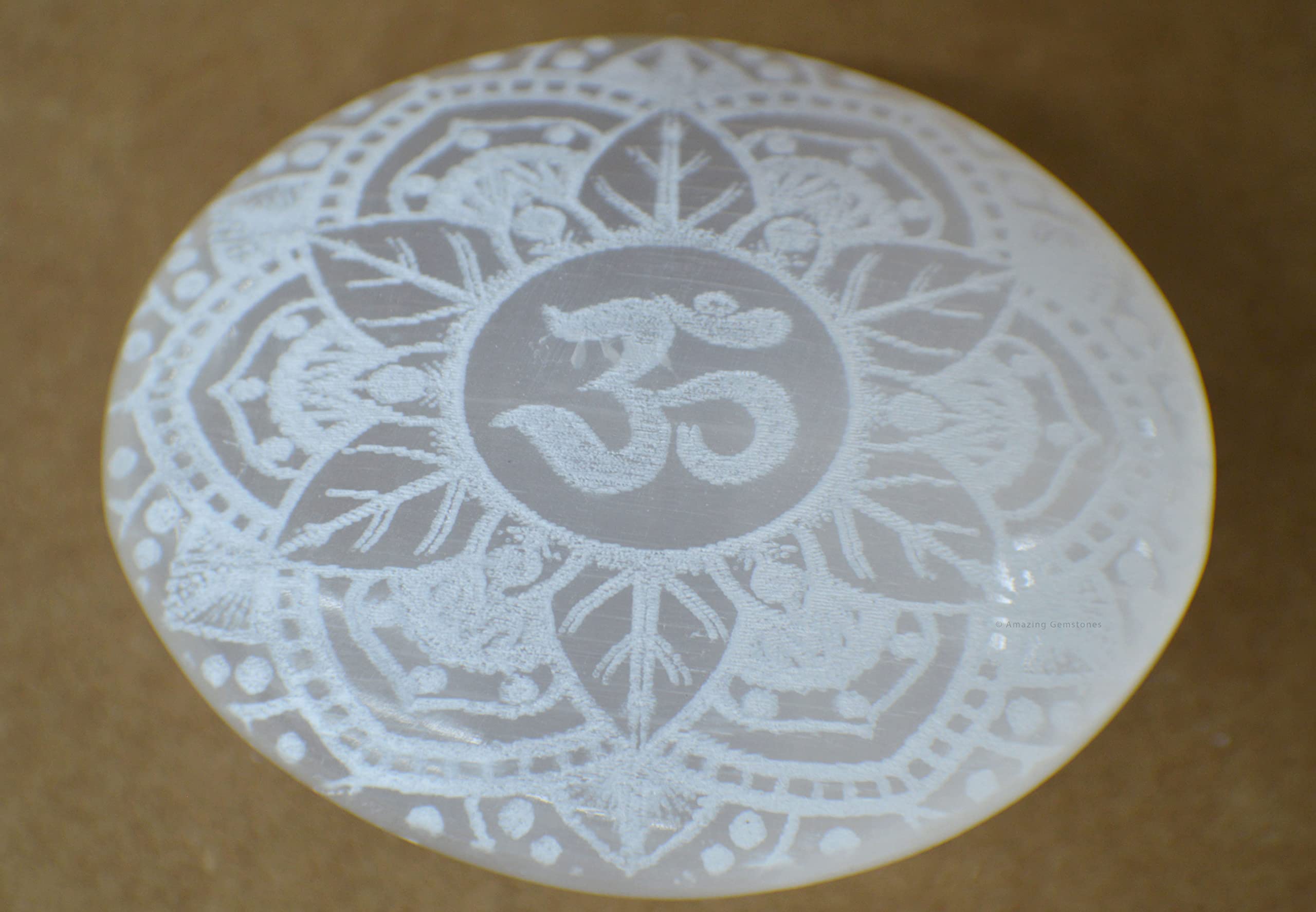 Amazing Gemstone Selenite: étui velours inclus, transport discret et soin en déplacement.