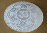 Amazing Gemstone Selenite: étui velours inclus, transport discret et soin en déplacement.