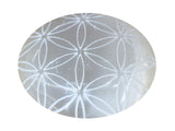 Amazing Gemstone Selenite — pierre-de-paume gravée Fleur-de-Vie, idéale pour méditation et équilibre des chakras.