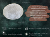 Amazing Gemstone Selenite — main, pierre-de-paume pratique pour détente et concentration.