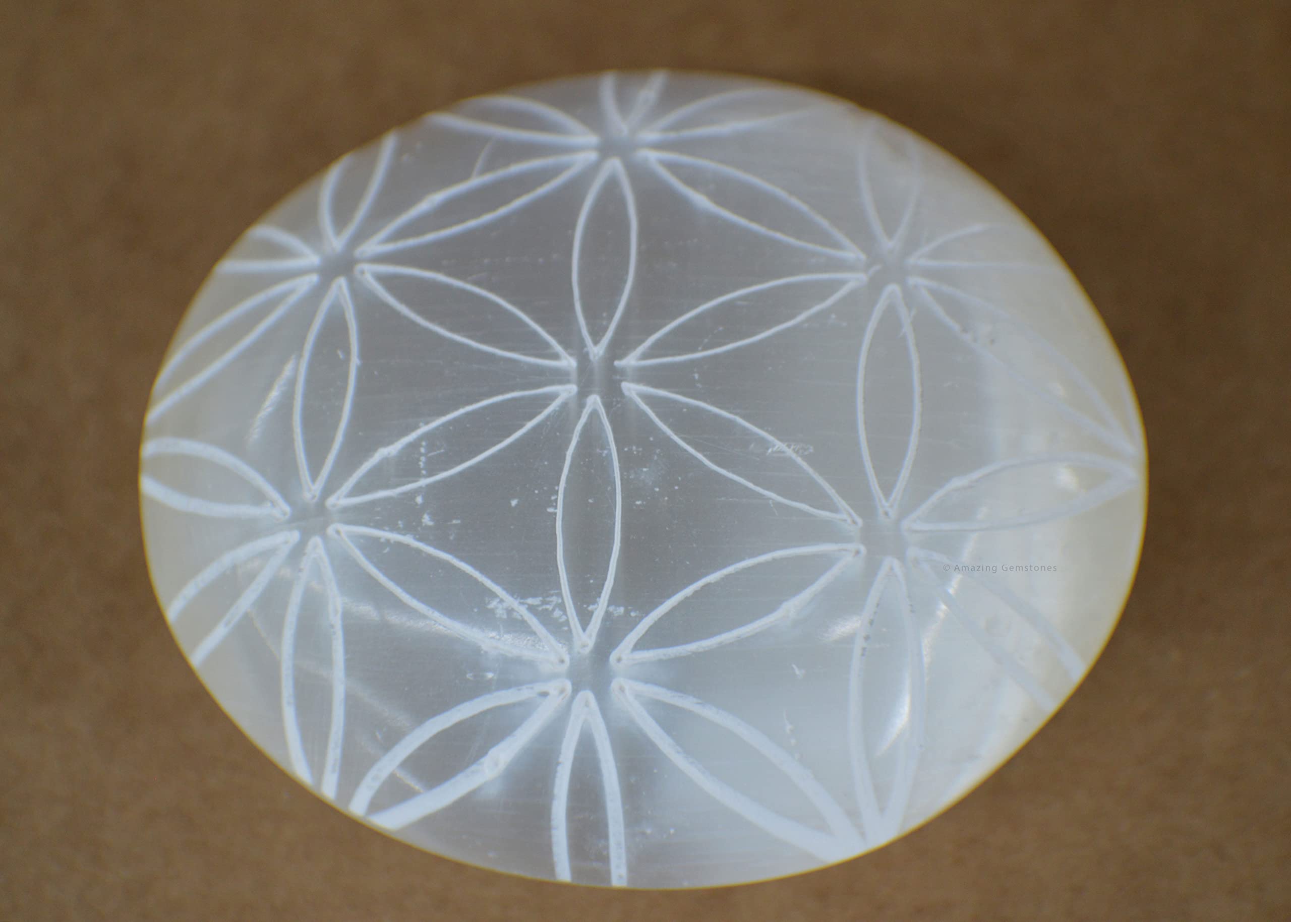 Amazing Gemstone Selenite — pochette velours incluse, transport discret et rangement.