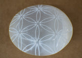 Amazing Gemstone Selenite — pochette velours incluse, transport discret et rangement.