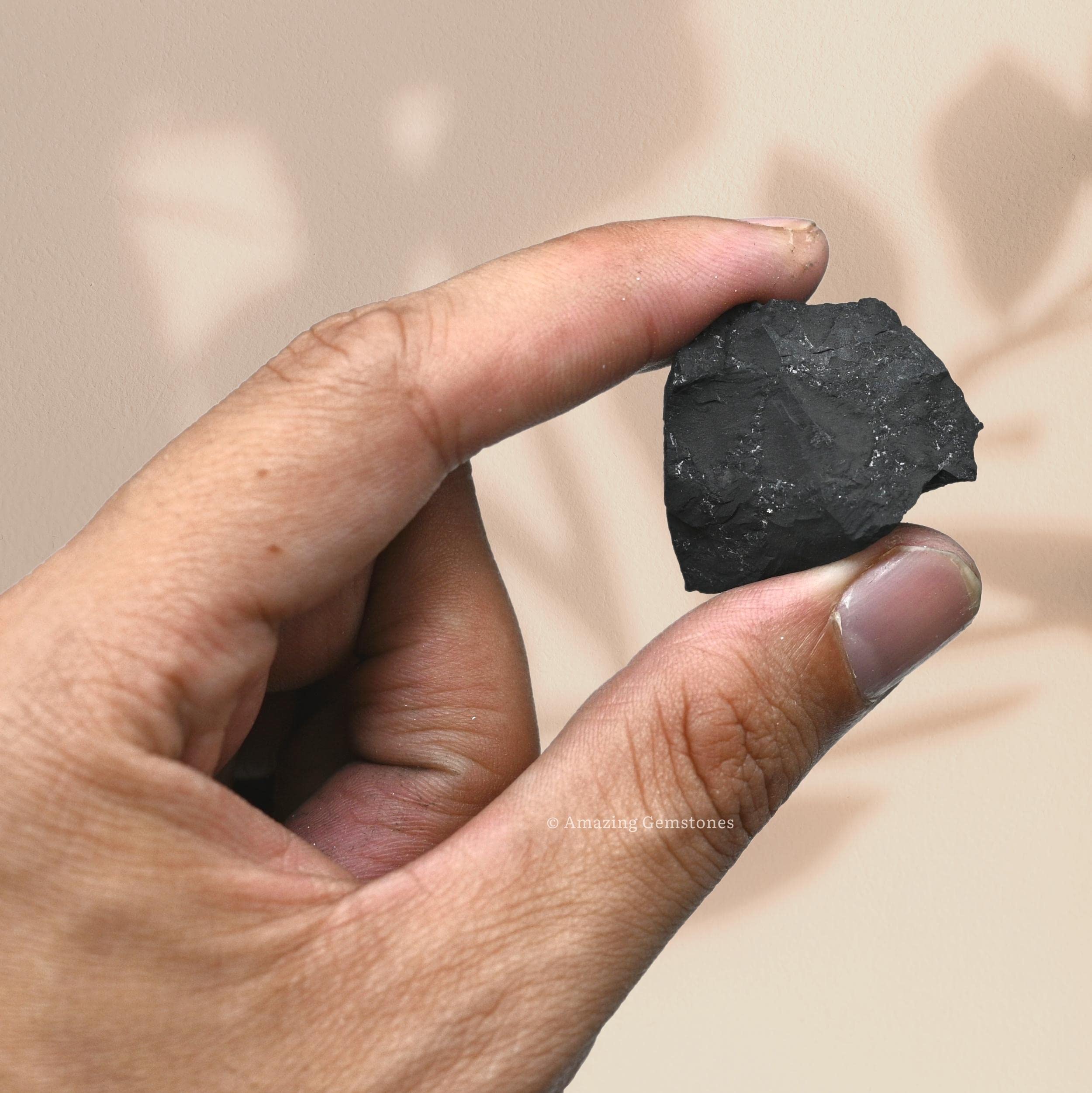 Amazing Gemstone Shungite – idéal pour la méditation et l'ambiance zen.
