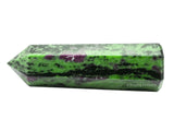 Amazing Gemstone tour Ruby Zoisite sur grille de cristaux au centre de l’espace.