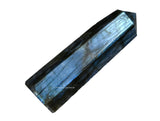Méditation avec tour Labradorite Amazing Gemstone, favorise concentration et détente.