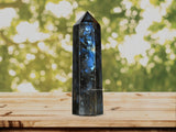 Protection et intention avec obélisque Labradorite Amazing Gemstone, idéal dans espaces stressants.