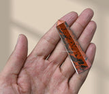 Amazing Gemstone Tour Obsidienne Acajou au centre d'une grille de cristaux.