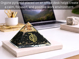Amazing Gemstone pyramide orgone décorative — apport esthétique tout en potentiel équilibre énergétique.