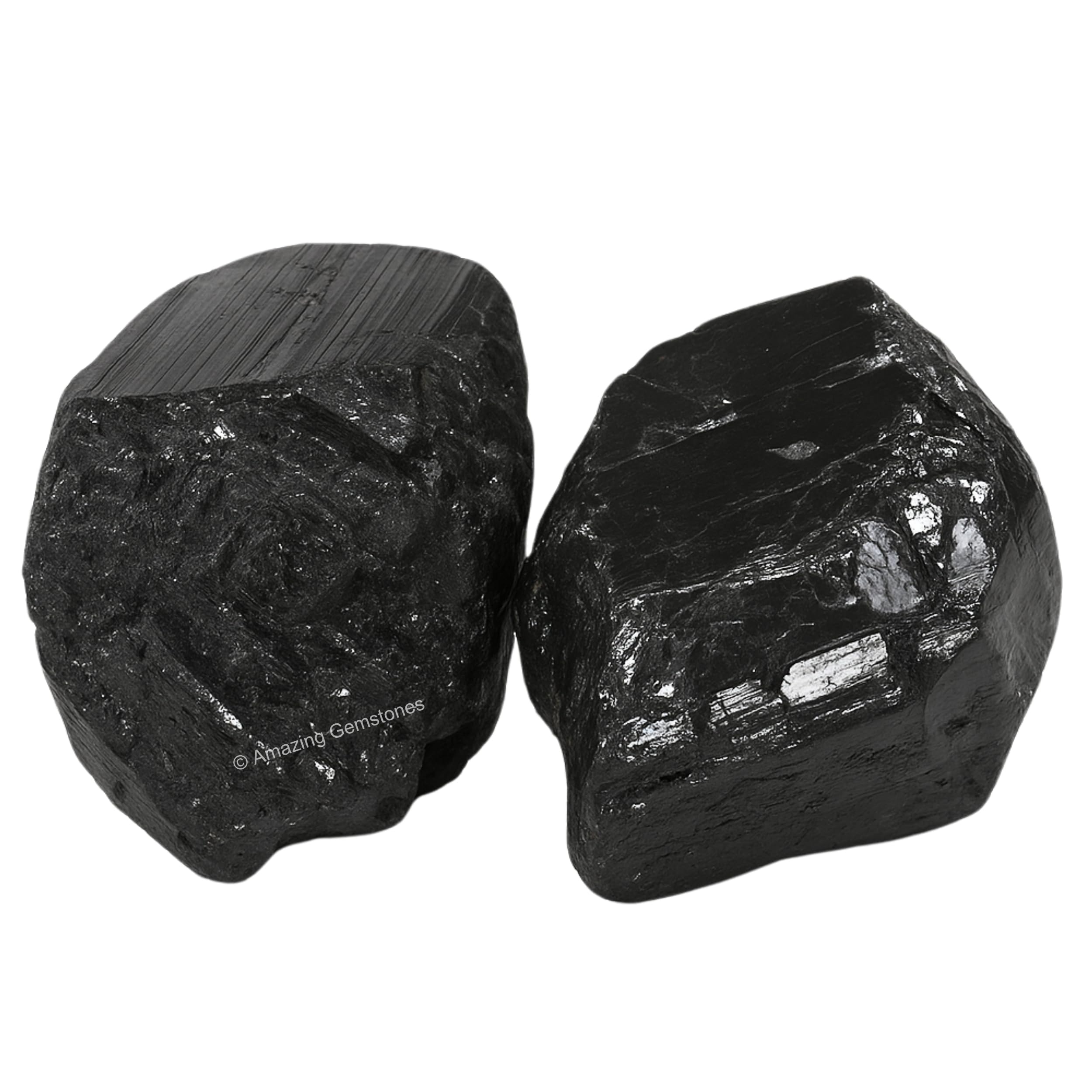 Amazing Gemstone tourmaline noire brute, premier plan révèle sa surface rugueuse.