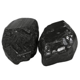 Amazing Gemstone tourmaline noire brute, premier plan révèle sa surface rugueuse.