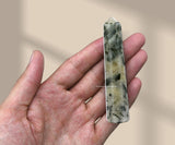 Amazing Gemstone Tourmaline verte dans quartz, pointe de cristal pour purification énergétique légère.