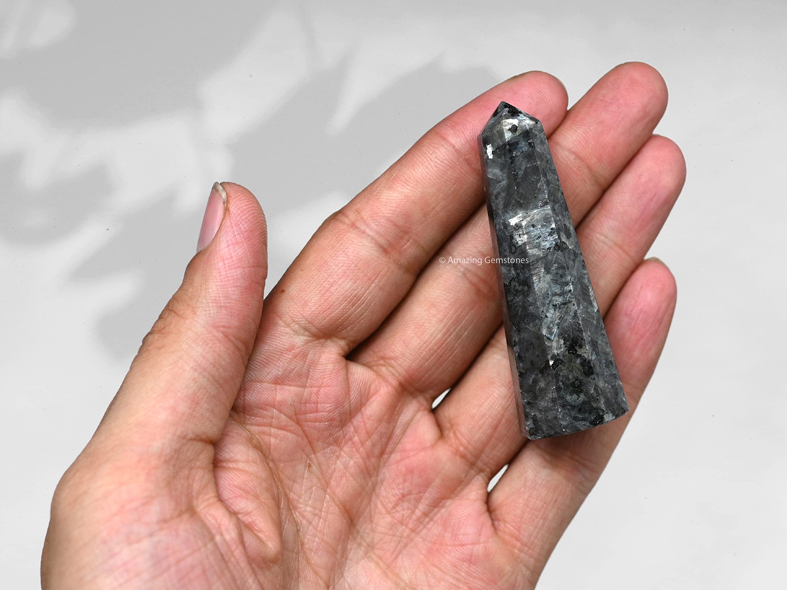 Amazing Gemstone Larvikite — pointe cristal protectrice adaptée au bureau et à l’espace de travail.