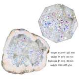 Amogeeli géode cristal reflète des couleurs brillantes sous lumière.