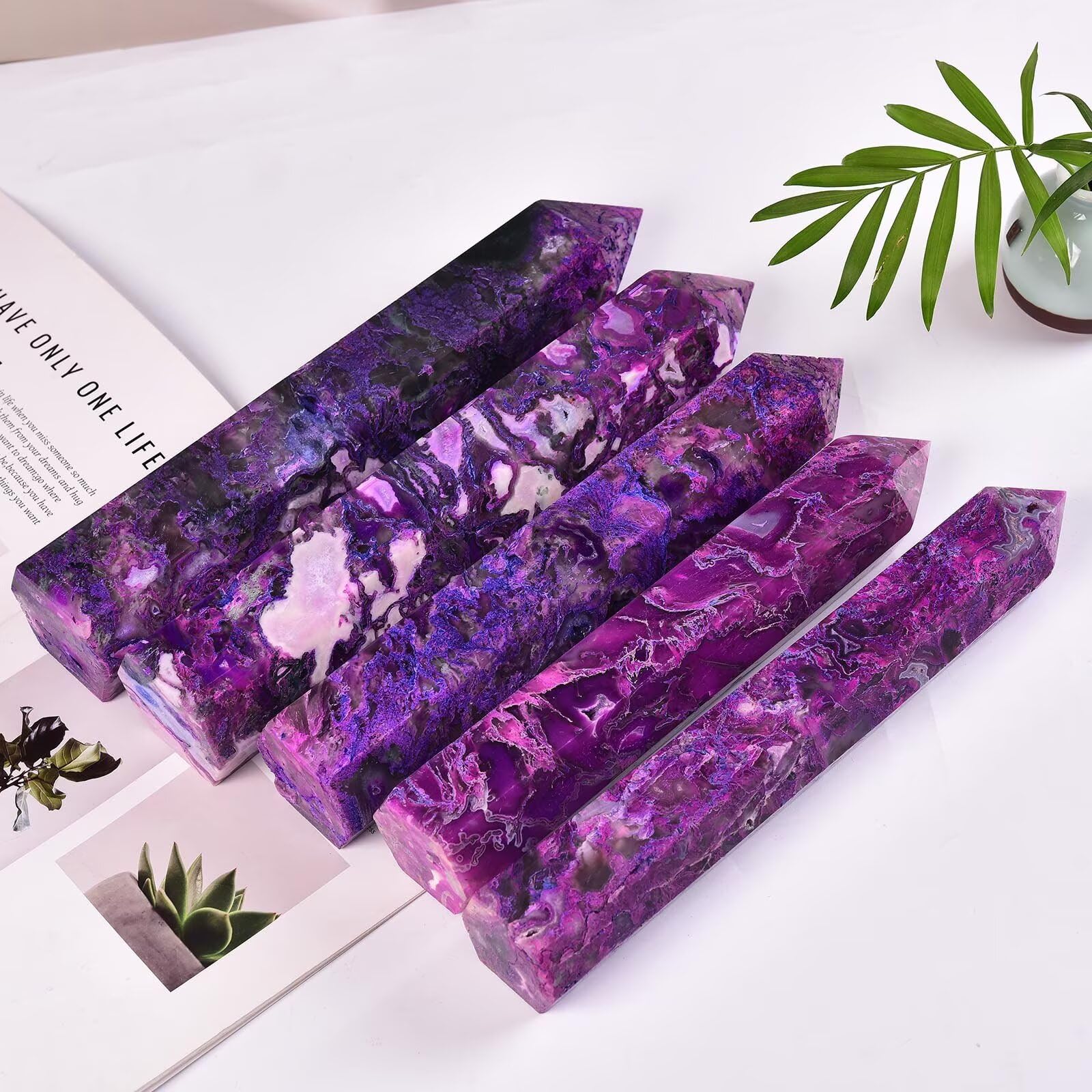 AMOYSTONE ambiance méditative avec l’obélisque pour une pratique calme.