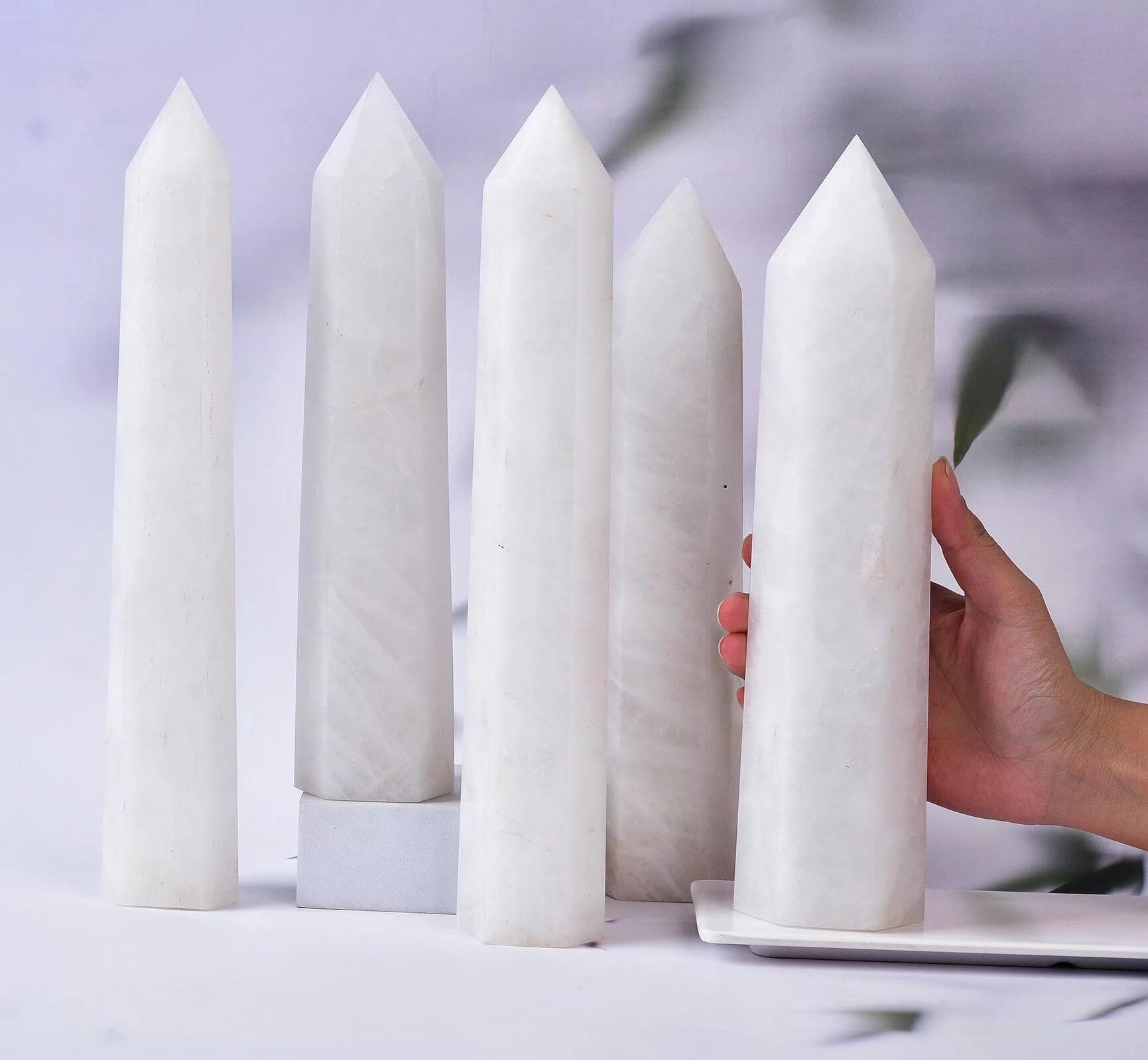 AMOYSTONE obelisque cristal blanc méditation ambiance paisible