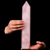 AMOYSTONE obélisque quartz rose pointe – focalise l’énergie pour méditation et équilibre.