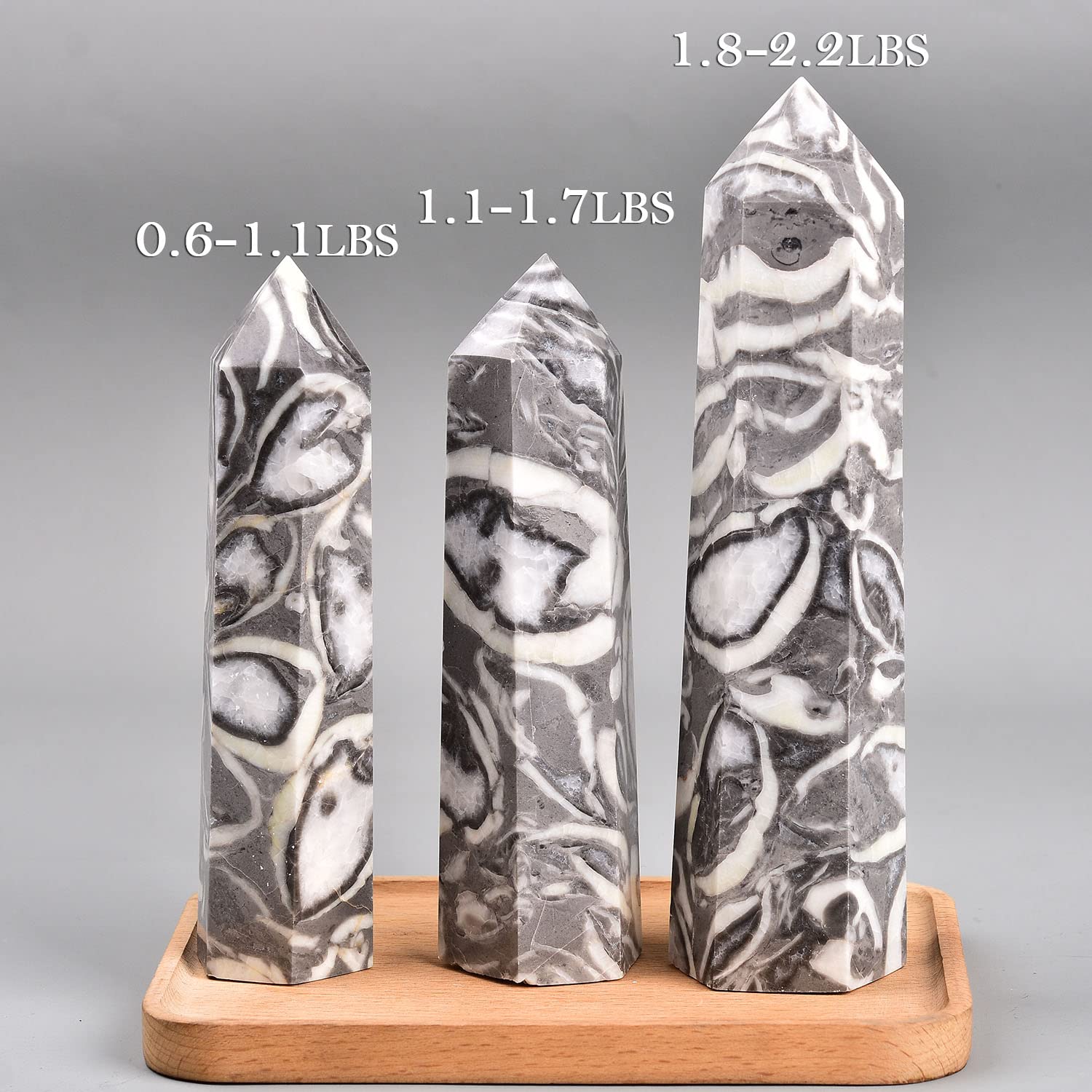 AMOYSTONE obélisque gris à facettes, conception unique pour énergie et équilibre.