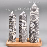 AMOYSTONE obélisque gris à facettes, conception unique pour énergie et équilibre.