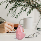 AMOYSTONE Rose Quartz flamme tour ambiance méditation et douceur dans la pièce.