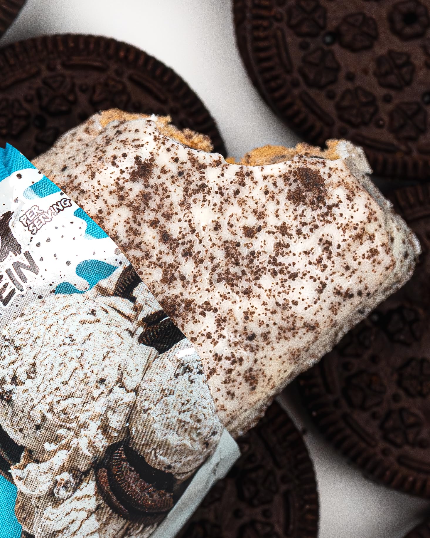 Tranche ouverte montre cookies crème et chocolat blanc, goût séduisant