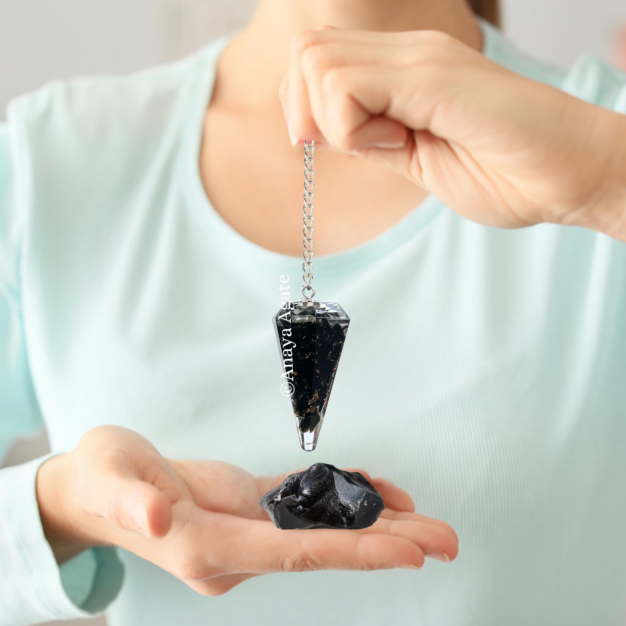 Détail du pendule obsidienne noire ANAYA AGATE, finition soignée et pierre naturelle.