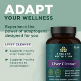 Ancient Nutrition Liver Cleanse – gélules posées sur une table à côté d'un verre
