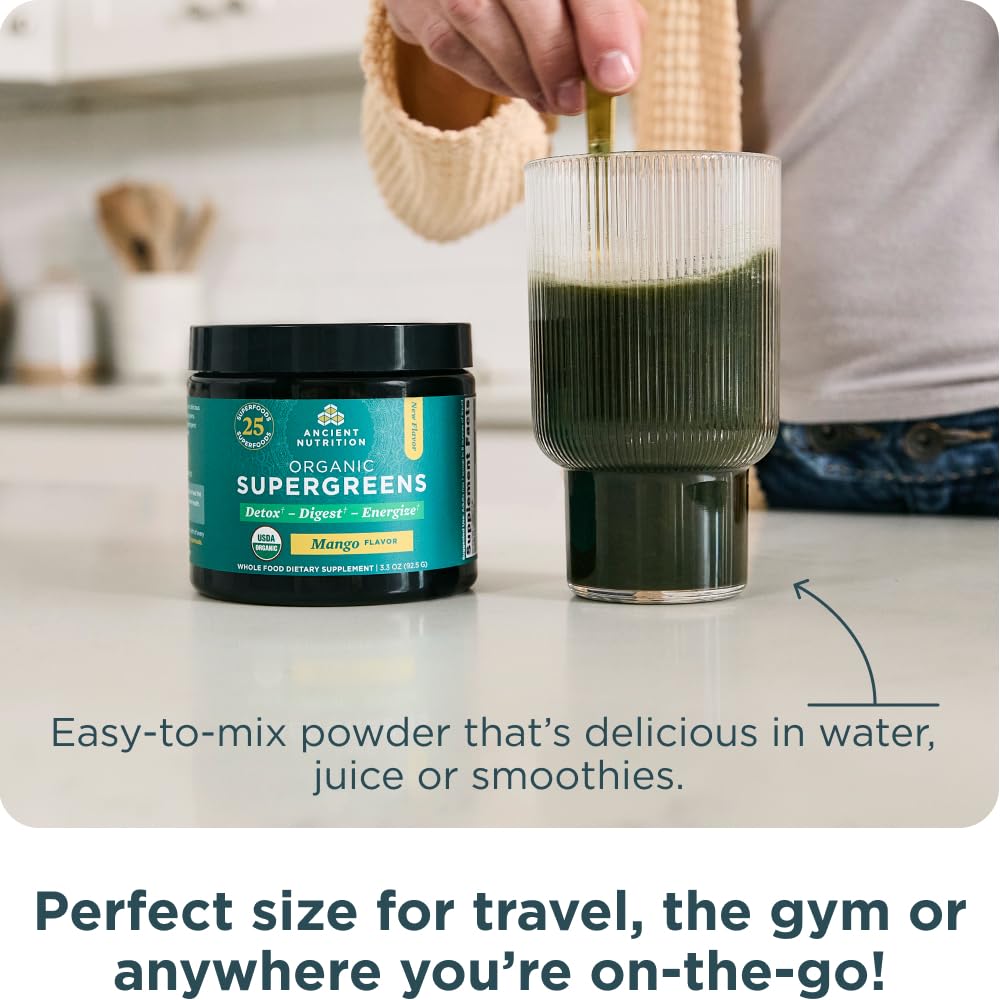 Ancient Nutrition SuperGreens poudre dissolvant facilement dans l eau.