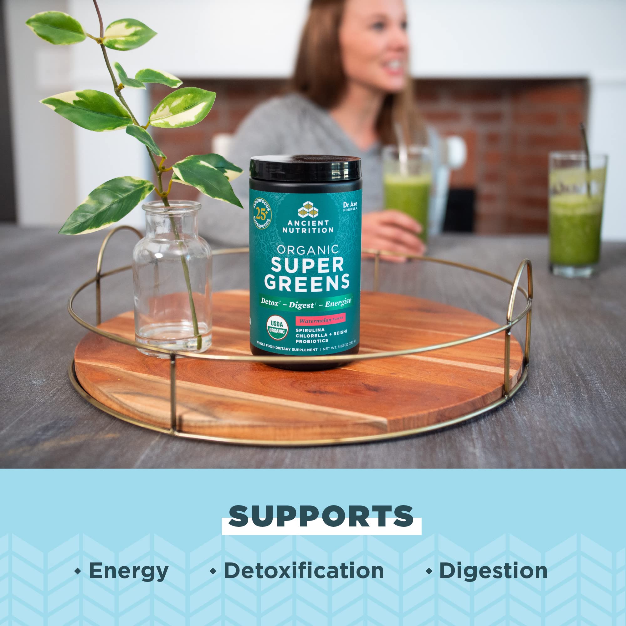 Ancient Nutrition SuperGreens poudre verte : ingrédients végétaux riches pour une boisson nutritive rapide.