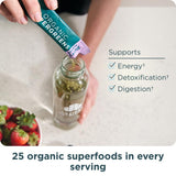 Ancient Nutrition SuperGreens, verre d'eau avec mélange rapide pour démarrer la journée.